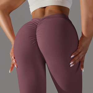 Détail du legging de yoga taille haute avec fronces fessier en tissu violet mat