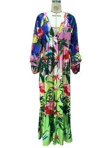 Detalle del escote en V y el vibrante estampado floral tropical con motivos de leopardo