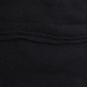 Detailaufnahme der hochwertigen schwarzen Strickstruktur und der nahtlosen Verarbeitung