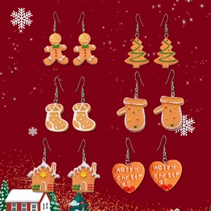 Détail de 6 paires de boucles d'oreilles de Noël en résine avec motifs de fête