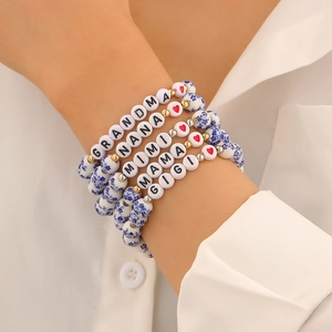 Dettaglio di braccialetti in ceramica a strati con perline Grandma Nana e Mama