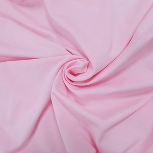 Gros plan sur la texture du tissu rose côtelé avec plis doux et drapé élégant