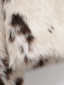 Gros plan sur la texture en fausse fourrure à imprimé animalier en crème et marron