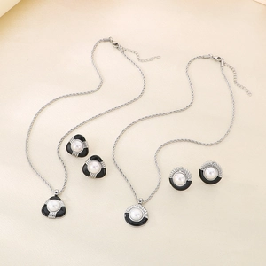 Set di gioielli vintage in acciaio al titanio con smalto nero e perle di conchiglia
