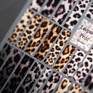 Autocollants à ongles léopard adhésifs avec accents dorés et texture mate élégante