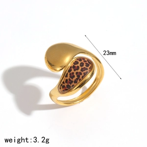 Detailed macro of 18K gold leopard print ring showing 23mm width and 3.2g weight