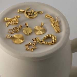 Pendentifs vintage en acier inoxydable doré avec motifs cœur et étoile dans une tasse