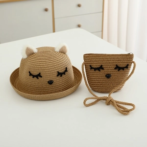 Dettaglio del set cappello di paglia e borsa per bambini con orecchie da gatto