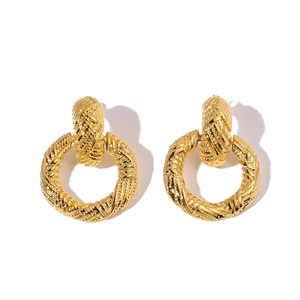 Boucles d'oreilles créoles dorées avec texture torsadée et design vintage élégant