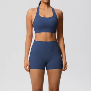 Detail der blauen High-Waist Yoga-Shorts und Racerback-Sport-BH mit nahtloser Textur