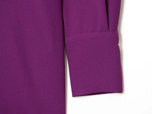 Détail de la texture en mousseline violette sur la manche de la robe mini