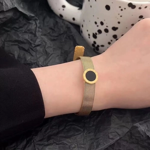 Goldenes Armband für Damen mit römischen Ziffern und schwarzem Einsatz am Handgelenk