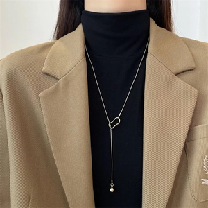 Collier long en Y en acier titane doré avec pendentif boule ronde pour femme