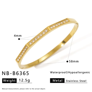 Vue détaillée d'un bracelet en acier inoxydable doré de 4mm avec des oxydes de zirconium