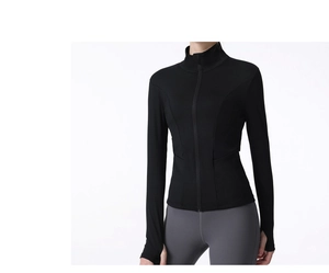 Détail de la veste de sport pour femme avec passe-pouces et tissu extensible noir