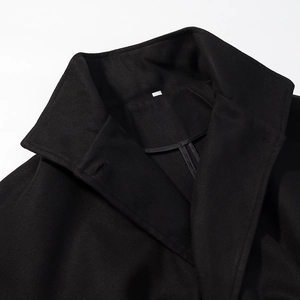 Eleganter schwarzer Wollmantel im britischen Stil mit Stehkragen und Strukturstoff