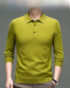 Detail eines grünen Strick-Poloshirts mit geripptem Kragen und hochwertiger Stoffstruktur