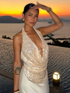 Détail d'un haut dos nu à paillettes or champagne avec décolleté en V pour le luxe