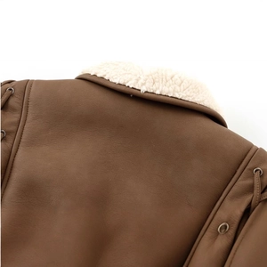 Giacca di pelle marrone vintage con colletto in montone bianco e dettagli in metallo