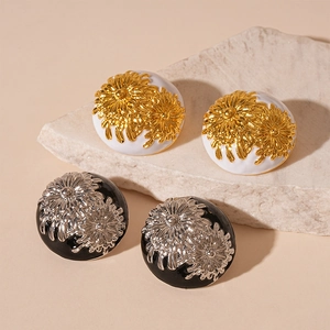 French vintage daisy floral round stud earrings in black and white enamel finishes