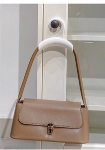 Witte boogvormige hanger ter bescherming van handvaten van tassen aan kastdeuren