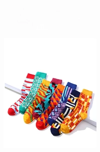 Details von sieben Paar Socken mit bunten geometrischen Mustern auf weißem Hintergrund