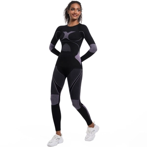 Détail du motif jacquard géométrique noir et violet sur l'ensemble de yoga sans couture