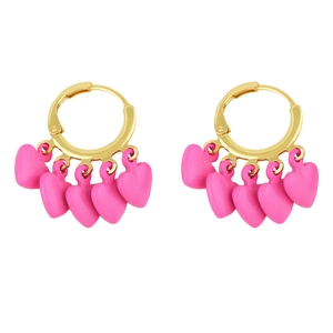 Boucles d'oreilles créoles dorées avec pampilles en cœur rose au design élégant et minimaliste