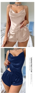 Détail d'ensembles de pyjama en satin champagne et bleu marine avec fines bretelles en V