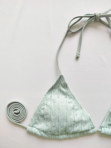 Details des minzgrünen Bikini-Oberteils mit vertikaler Wellentextur und Lochmusterstoff