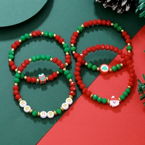 Détail de bracelets de Noël avec breloques Père Noël et perles de lettres festives
