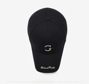 Vue de dessus d'une casquette noire avec broderie dorée et détail China Pride
