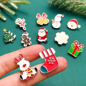 Lot de broches de Noël émaillées avec Père Noël et renne sur fond de pin festif