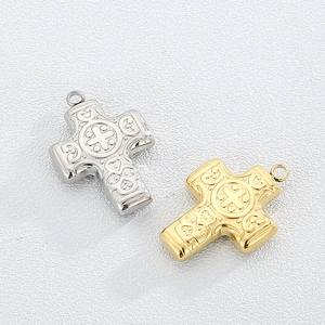 Vue détaillée des pendentifs croix vintage en argent et or avec textures gravées