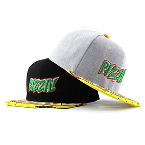 Detail von Snapback Caps mit PIZZA! Stickerei und Pizza-Muster auf gelbem flachem Schirm