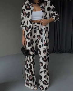 Détail de l'ensemble chemise léopard à manches longues et pantalon large avec haut blanc