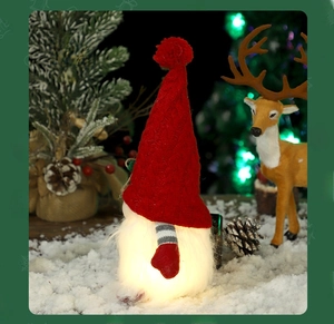 Vista laterale di uno gnomo di Natale luminoso con cappello rosso a maglia e LED