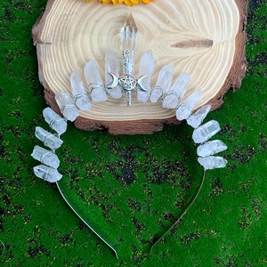 Détail d'une couronne en quartz naturel avec fil d'argent et symbole de la triple lune