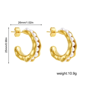 Boucles d'oreilles en or 18K forme C avec texture ondulée et perles blanches