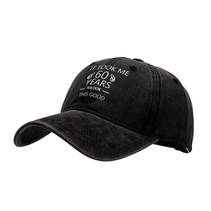 Casquette de baseball rétro noire délavée avec slogan d'anniversaire vue de profil