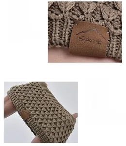 Makroansicht des elastischen Strick-Stirnbands mit brauner Textur und Sport-Leder-Logo