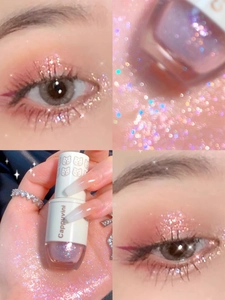 Vista detallada de la sombra de ojos líquida con purpurina rosa-púrpura y el envase