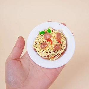 9cm artificial noodle food model with meat and peppers on a white plate prop