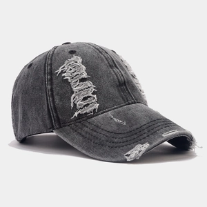Gros plan détaillé sur une casquette en jean délavé avec texture usée et déchirée