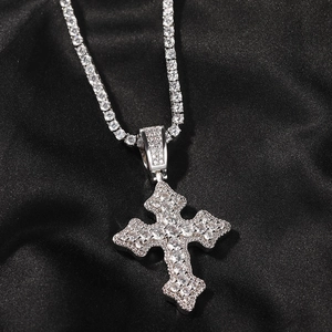 Collier avec pendentif croix en argent et zircons brillants sur fond en soie noire