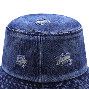 Bob en denim délavé style streetwear avec détails déchirés et aspect vintage usé