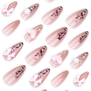 3D-Nagelspitzen in Rosa mit Schleife, Herz, Perlen und Leopardenmuster-Design