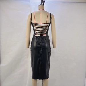 Dettaglio del design stringato sulla schiena di un abito midi sexy in pelle PU nera