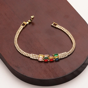 Lussuoso bracciale tennis dorato con doppia fila di zirconi bianchi e pietre colorate