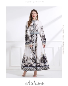 Détail du motif paisley sur robe longue à manches longues avec ceinture assortie et col montant